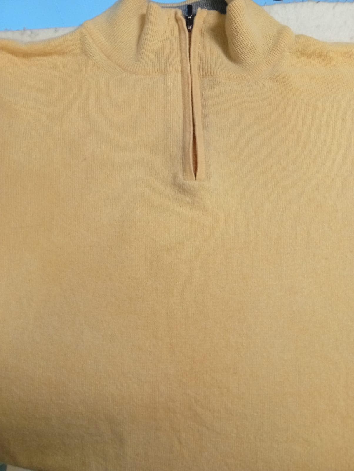Maglia chiara con zip dopo il trattamento