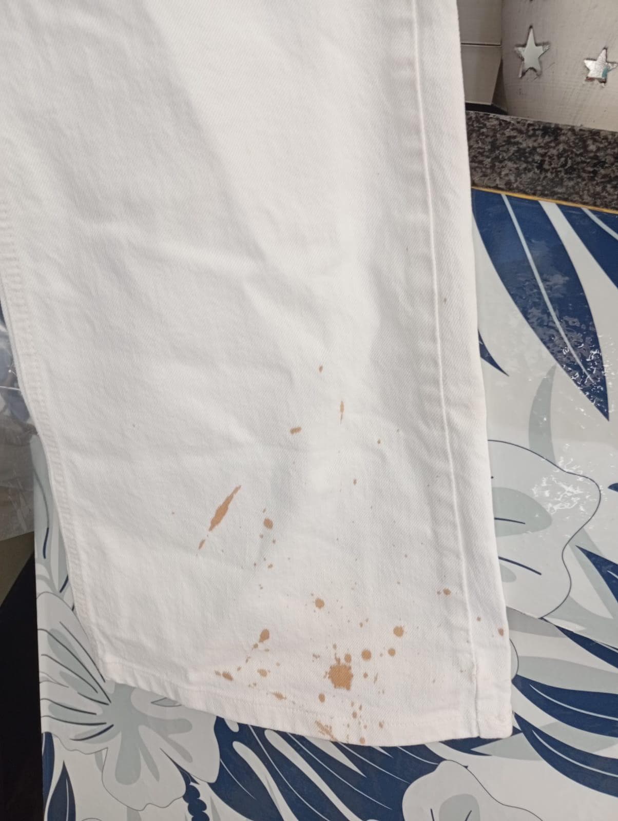 Pantalone chiaro prima della smacchiatura
