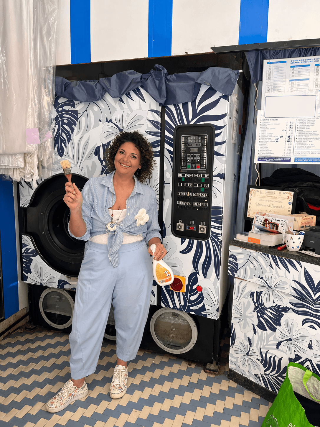Manuela nella sede Lavanderia Manuela davanti alle macchine self service